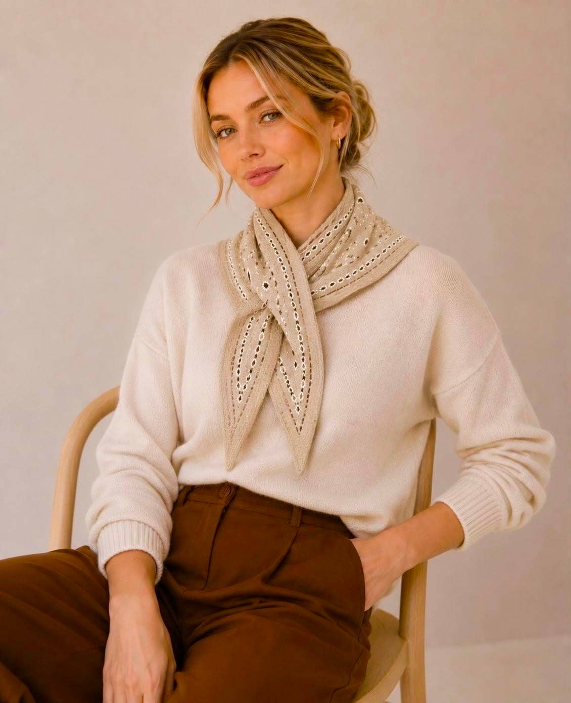 TR-15 Thick triangular bandana 102 x 36 cm: Beige - Sidney Byron